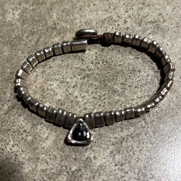 Uno de 50 bracelet. Leather clasp. Stone color looks blue. - Picture 3 of 6